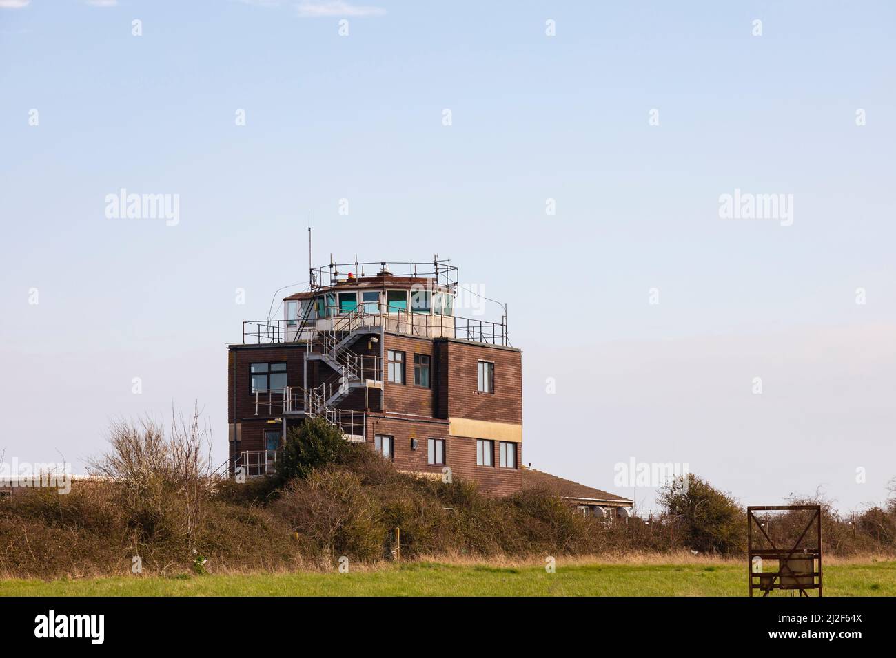 L'ex torre di controllo del campo aereo di Manston RAF. Ora Aeroporto Internazionale di Kent. Kent, Inghilterra Foto Stock