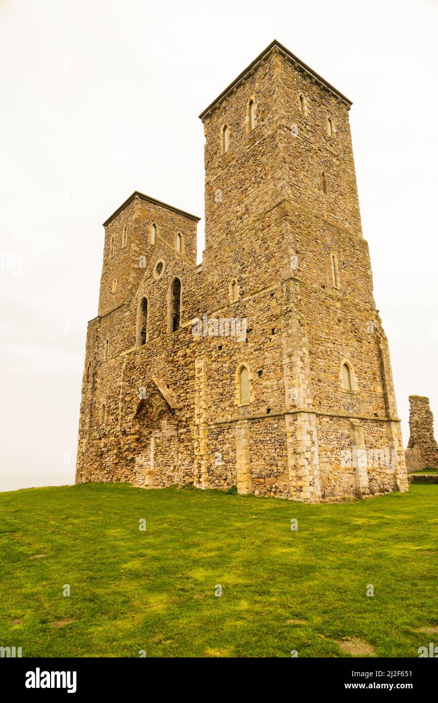 I resti della chiesa di St Marys, Reculver, Herne Bay, Kent. Foto Stock