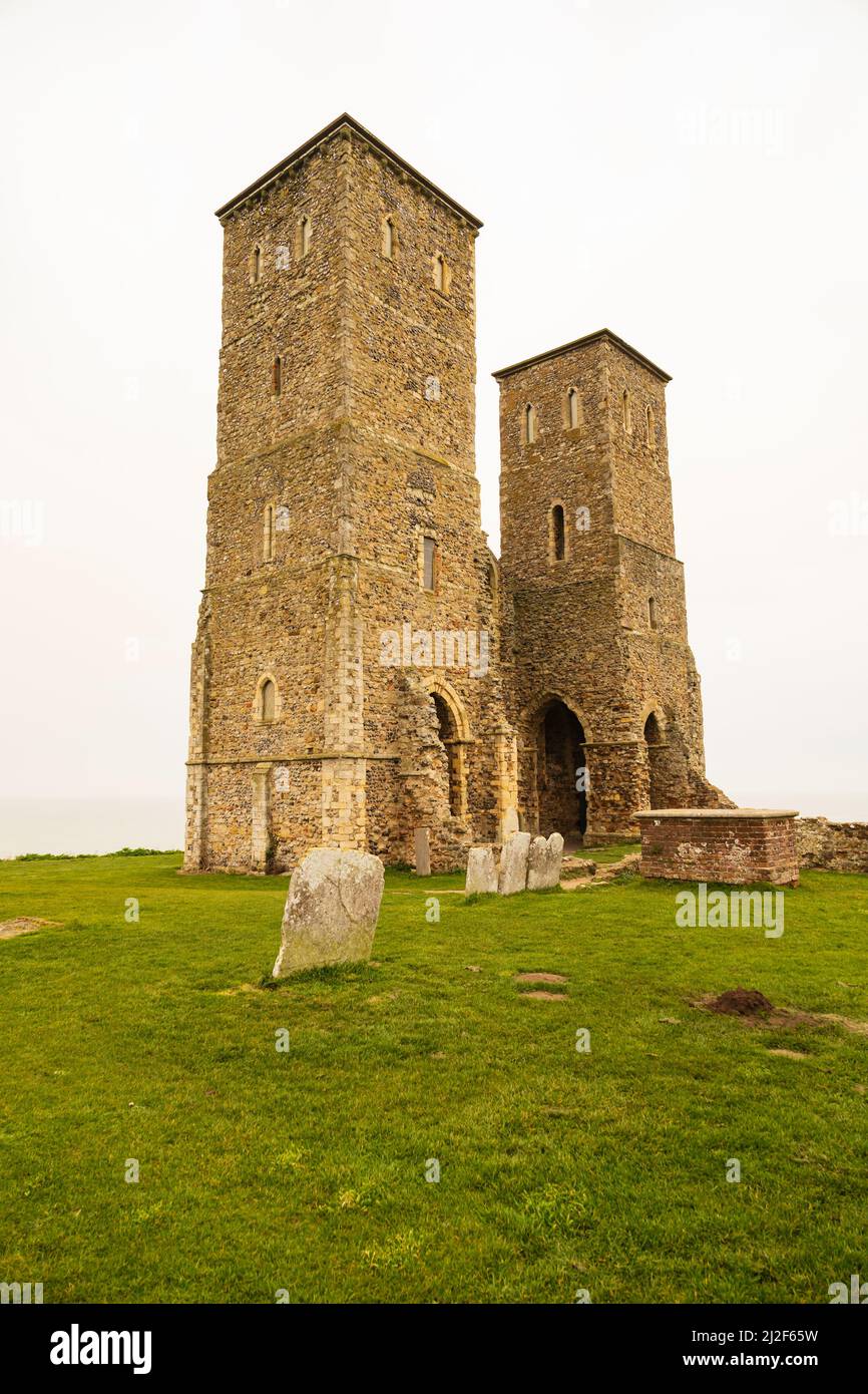 I resti della chiesa di St Marys, Reculver, Herne Bay, Kent. Foto Stock