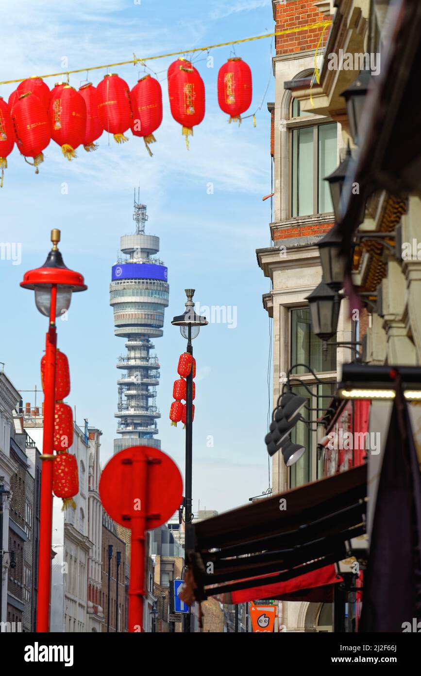 La BT Tower vista da Chinatown con lanterne rosse cinesi appese in primo piano nel centro di Londra in una soleggiata primavera, Inghilterra Regno Unito Foto Stock