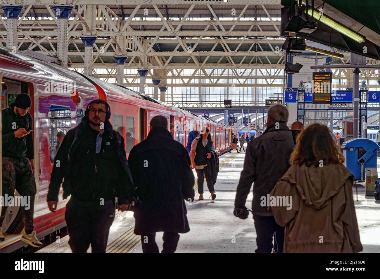 Un treno per pendolari della South Western Railway alla stazione di Waterloo, Londra, Inghilterra, Regno Unito Foto Stock