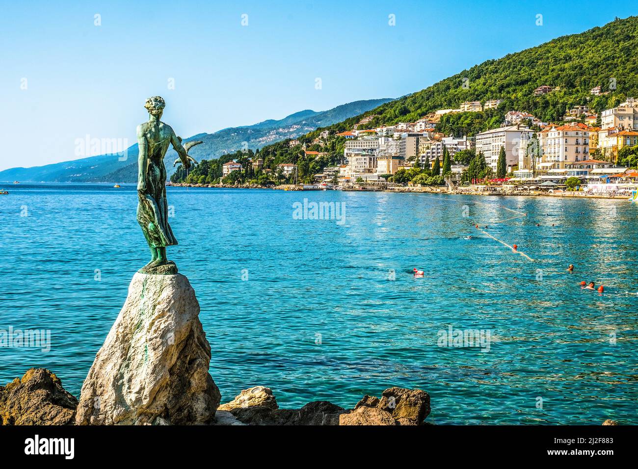 Republika Hrvatska, Croazia, Istria, Abbazia, Opatija. Statua 'la ragazza col gabbianoa' Foto Stock