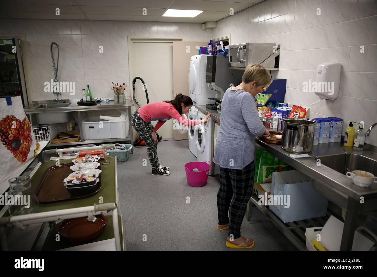 2022-03-31 15:56:25 TZUM - rifugiati ucraini sono ricevuti in una casa di villaggio in Frisia. I rifugiati ucraini si stanno facendo strada verso i Paesi Bassi in misura crescente. Da metà marzo, il numero di rifugiati nei rifugi organizzati dal governo è più che triplicato. Il numero reale è ancora più alto, perché ci sono anche persone che si prendono cura degli ucraini a casa. ANP CATRINUS VAN DER VEEN olanda OUT - belgio OUT Foto Stock