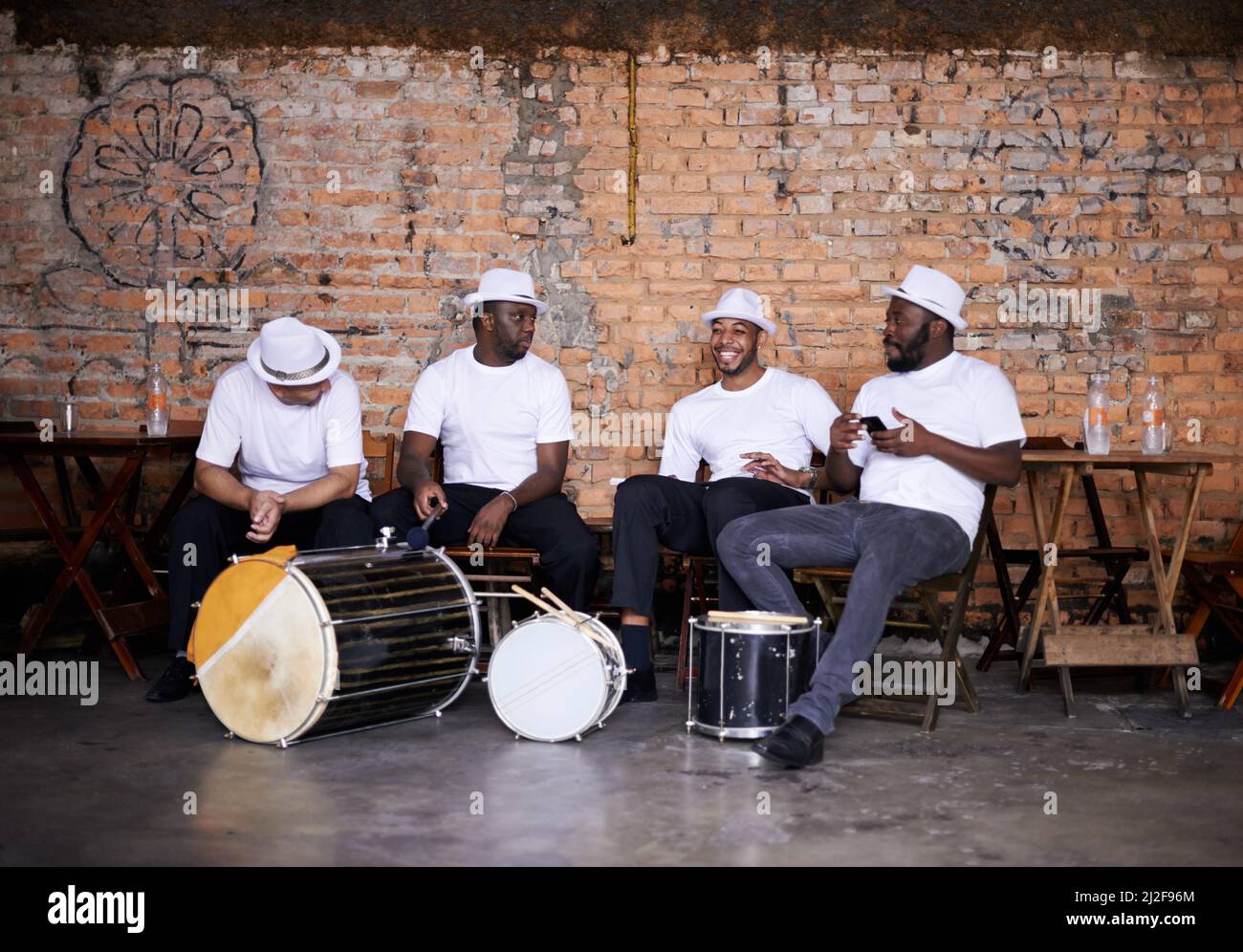 Giocando al ritmo brasiliano. Shot di una band che suona i loro strumenti di percussione in un ambiente brasiliano. Foto Stock