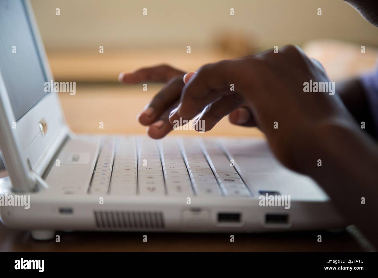 Uno studente impara a usare un nuovo laptop presso la Shikudule Combined School nella regione di Oshana, Namibia. Come parte della ristrutturazione finanziata dal MCC, gli studenti di Shikudu Foto Stock