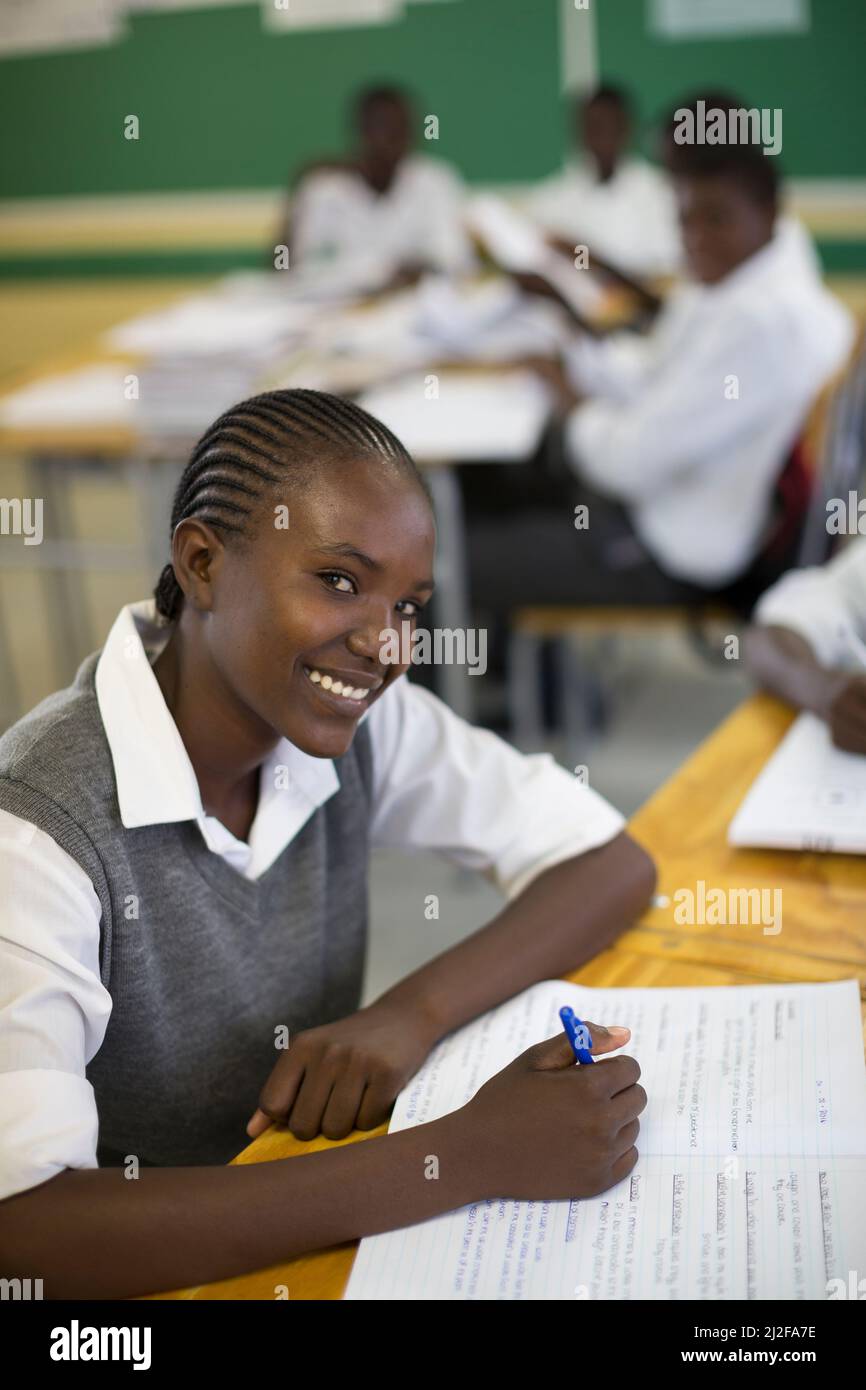 Studentessa di scuola secondaria africana nella regione di Oshana, Namibia, Sud Africa. Foto Stock