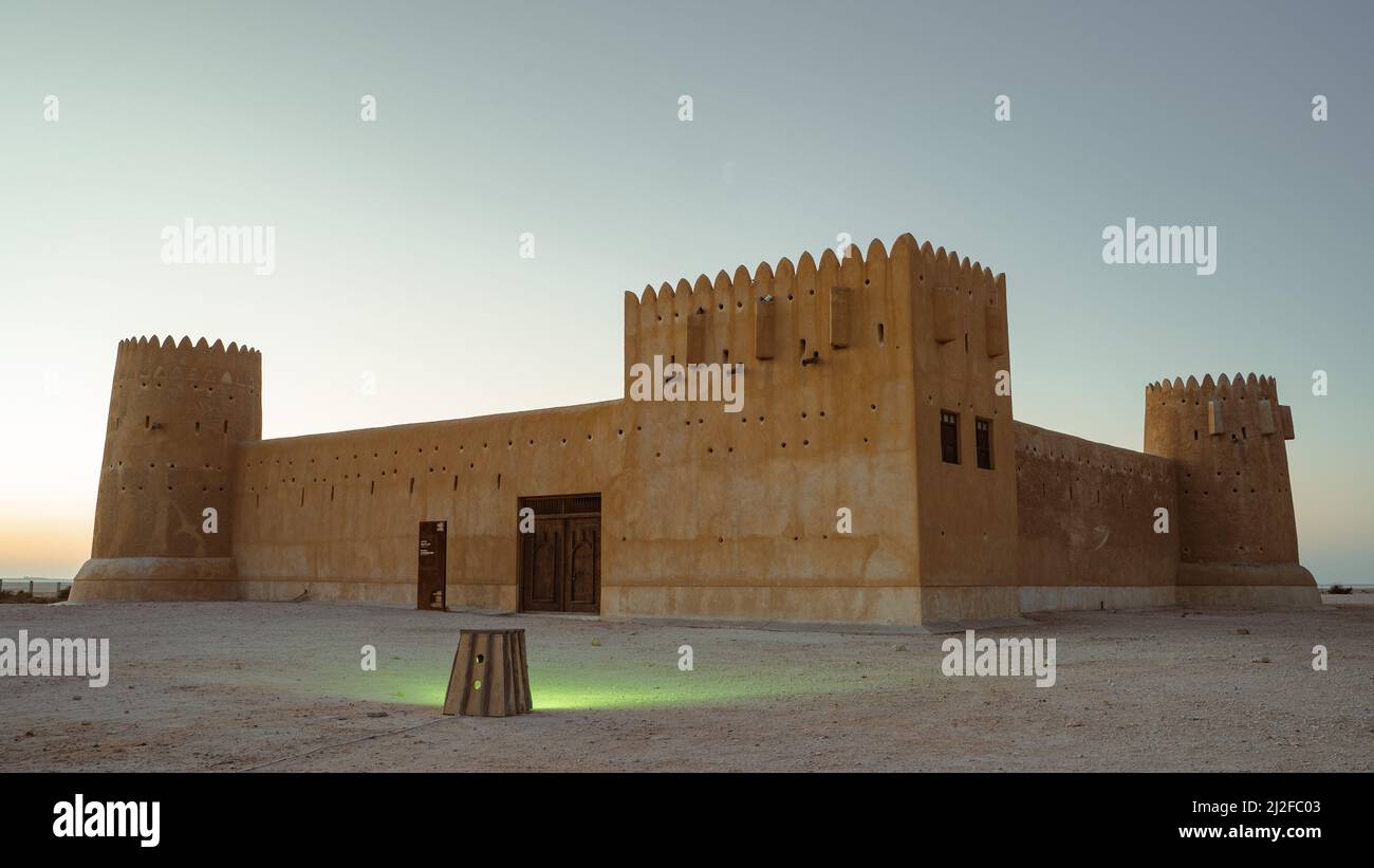 AL ZUBARA, QATAR - 11 MARZO 2021: Forte storico Zubarah (al Zubara) nel nord-est dei deserti del Qatar sul bordo del golfo Persico. Foto Stock