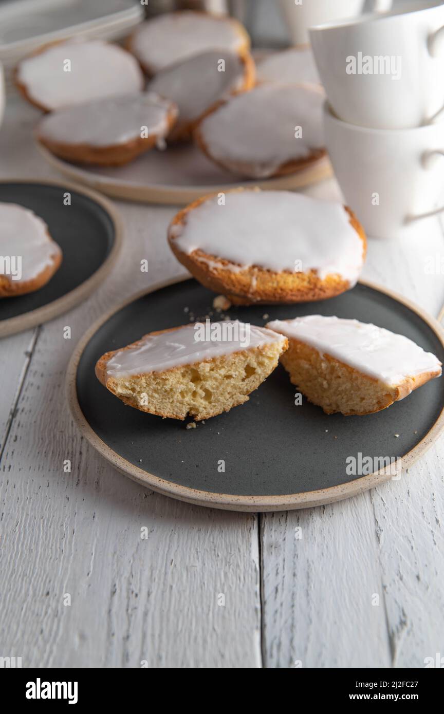 Pasticceria su un tavolino da caffè bianco Foto Stock