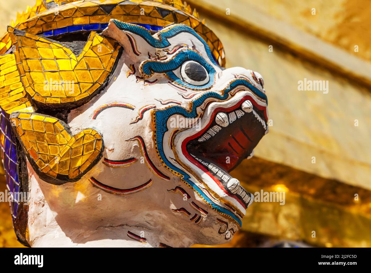 Volto di guardiano demoniaco nel tempio di Wat Phra Kaeo a Bangkok, Thailandia Foto Stock