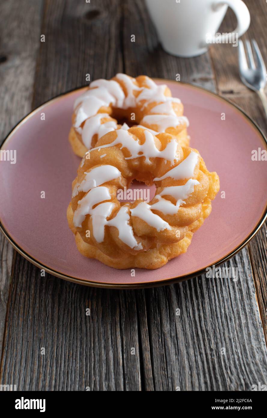 Crolli tedeschi con glassa di zucchero. Tradizionale 'Spritzkuchen' Foto Stock
