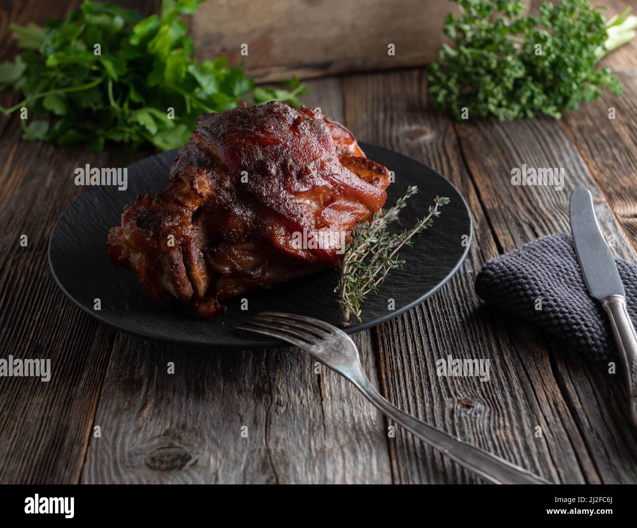 Ham Hock su sfondo tavolo di legno scuro Foto Stock