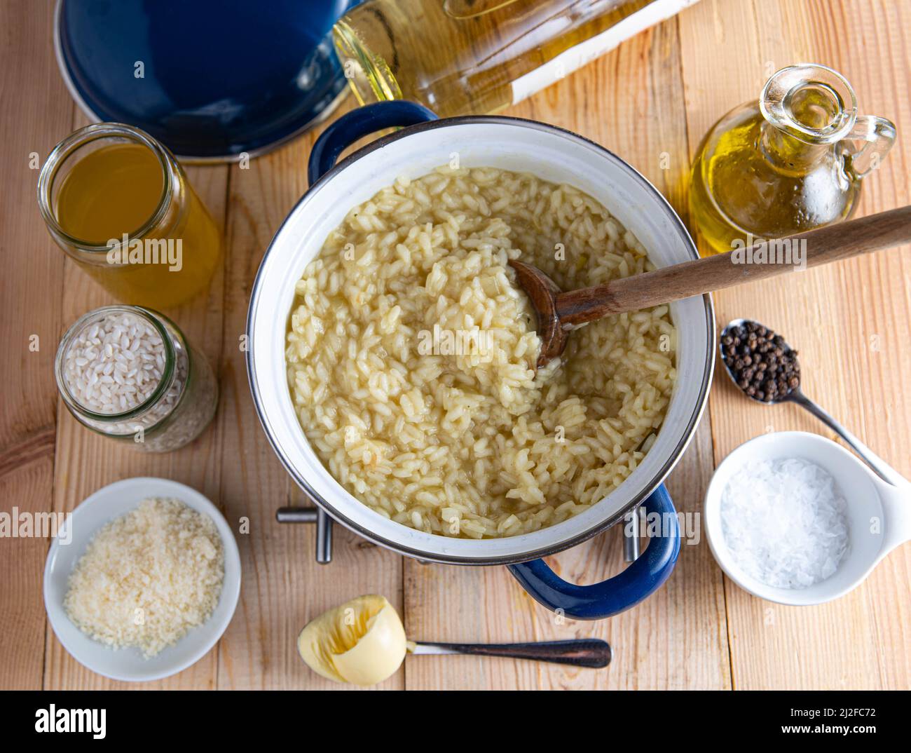 Ingredienti per la cottura del risotto. Vista dall'alto Foto Stock