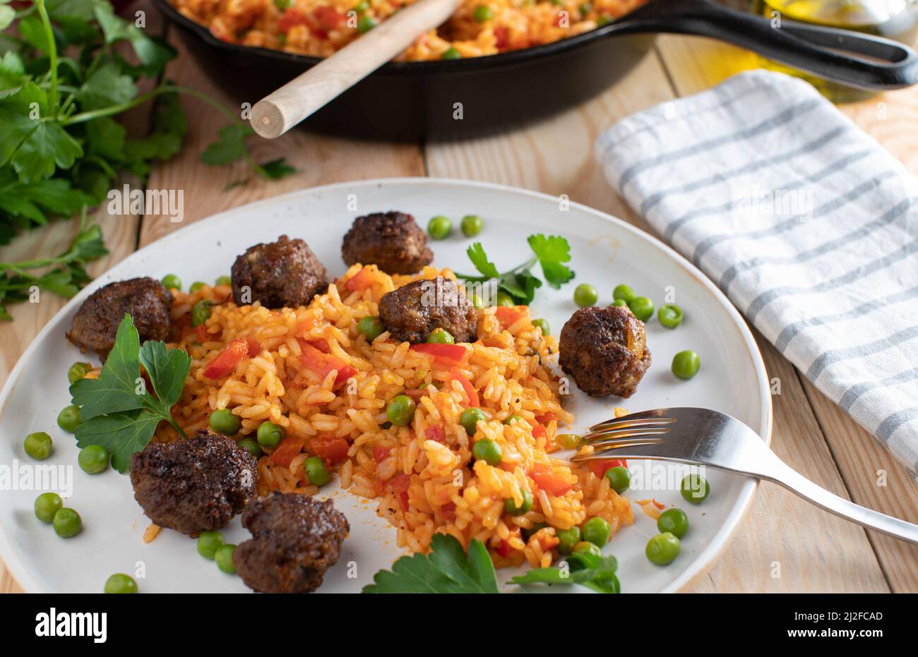 Riso con verdure e polpette. Cibo serbo o o balcanico Foto Stock