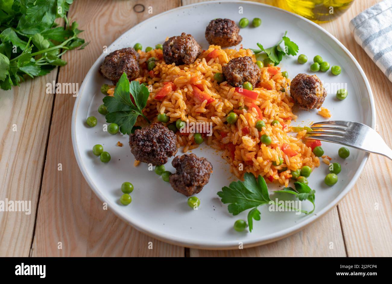Polpette di manzo macinate con riso vegetale serbo, riso djuvec su un piatto per cena o pranzo Foto Stock