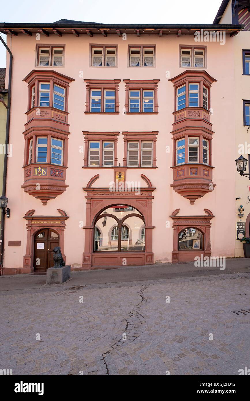 Il Museo cittadino di Rottweil e la statua di Rottweiler. Case storiche con finestra in legno a Rottweil. Rottweil è una città della Germania sud-occidentale Foto Stock