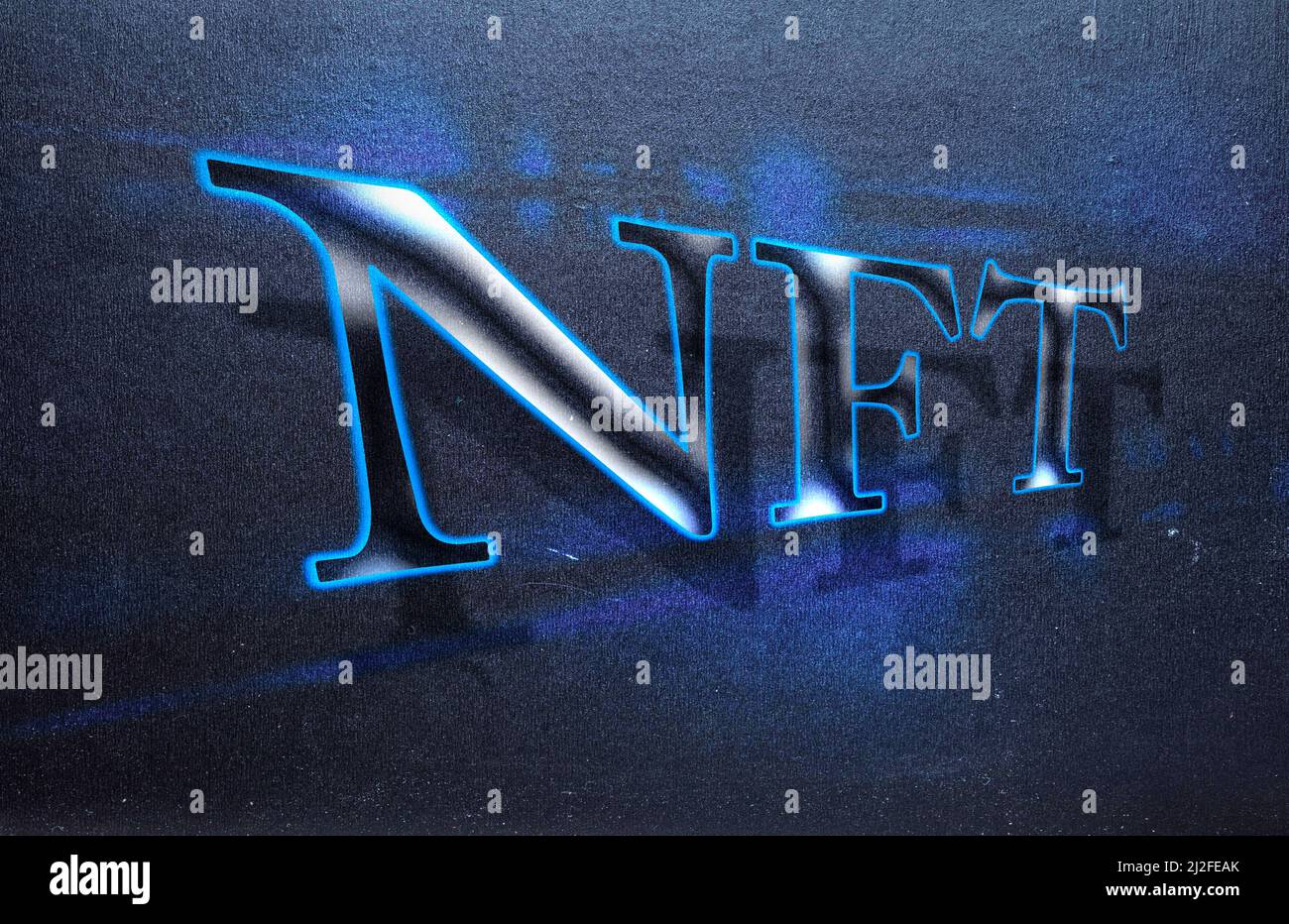 Cartello al neon 'NFT' per token non fungibile in prospettiva con ombre Foto Stock