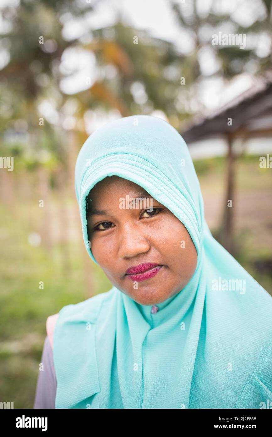 Erni è un piccolo coltivatore di cacao nella reggenza di Mamuju che ha beneficiato di una formazione agricola nell'ambito del progetto di prosperità verde del Compa indonesiano Foto Stock