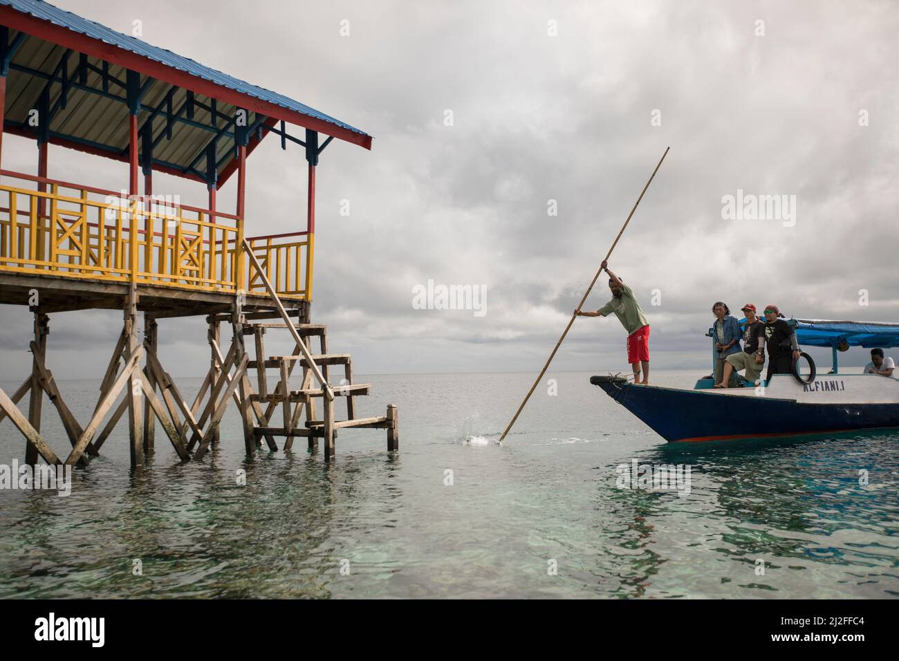 Un traghetto passeggeri attracca sull'isola di Karampuang al largo della costa di Mamuju City, Sulawesi, Indonesia. Foto Stock