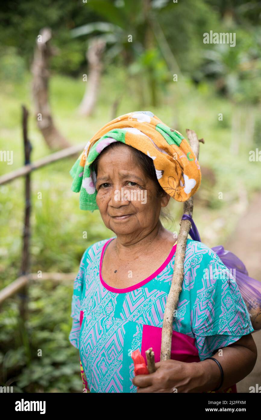 Ritratto di una donna anziana con la tradizionale copertura della testa sull'isola di Sulawesi, Indonesia. Foto Stock