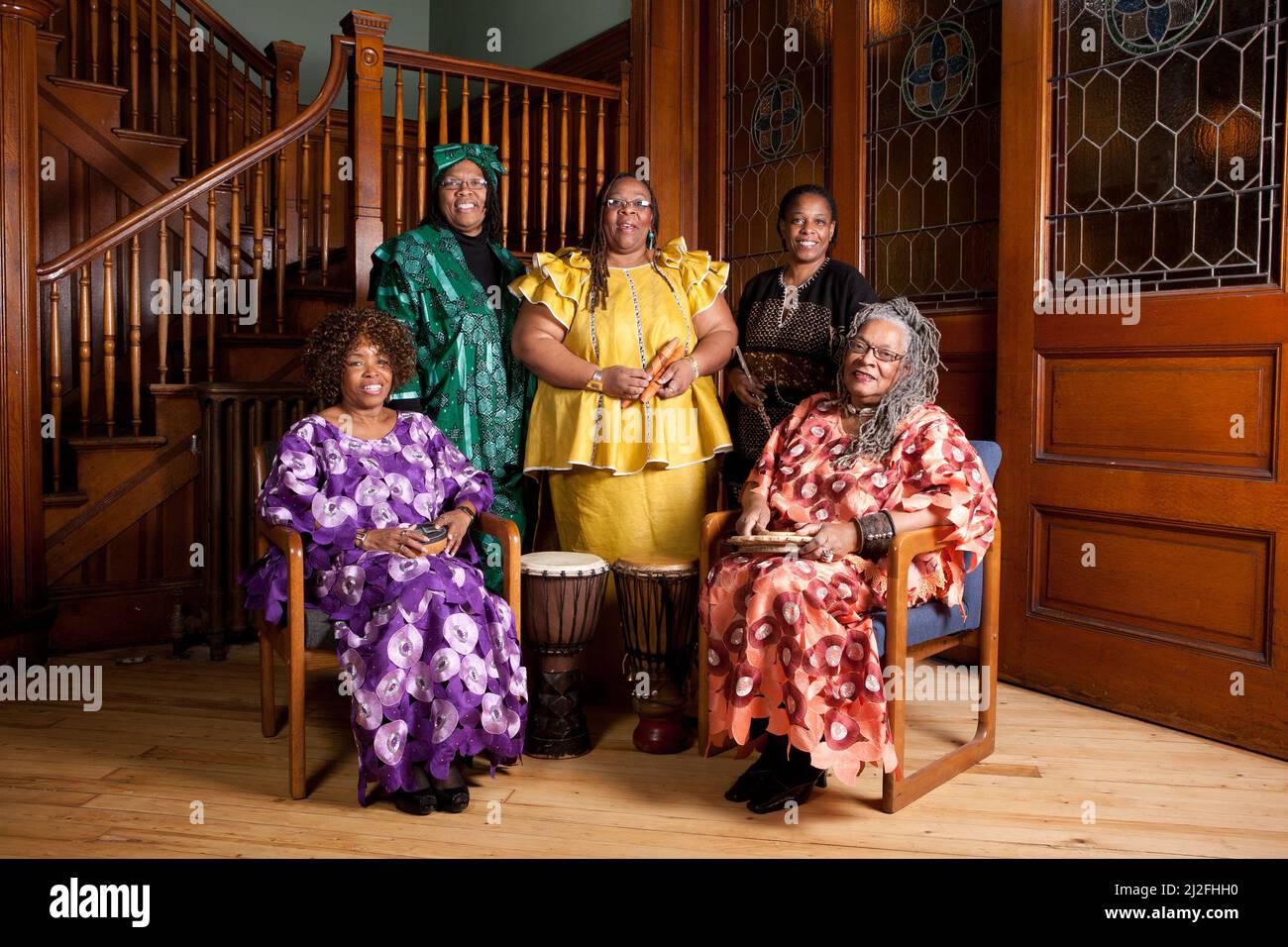 Location shot di donne africane più anziane vestite con colori che tengono musical strumenti sorridenti e felici Foto Stock