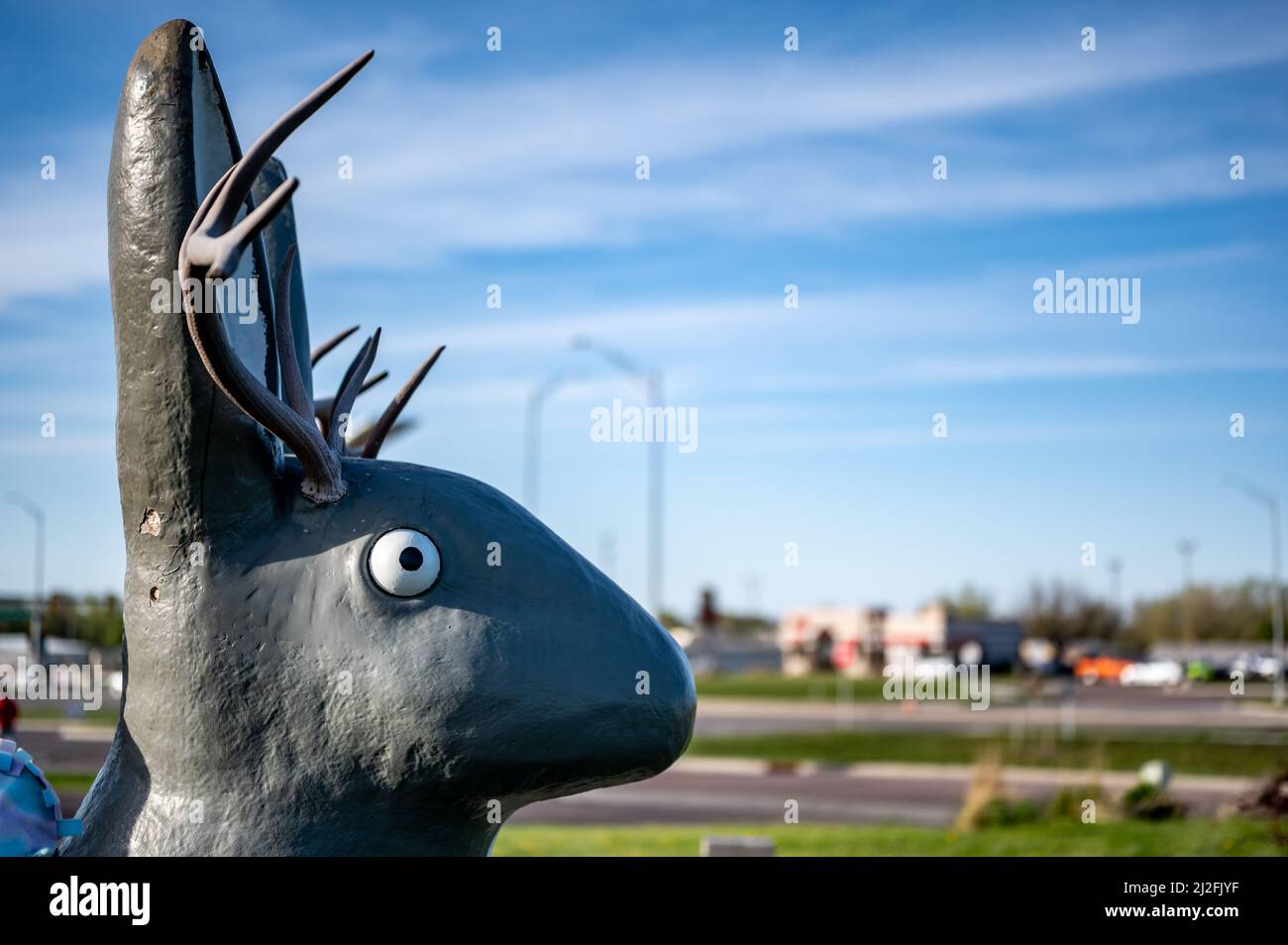 Mitchell, South Dakota, USA - 5,2021 - scultura Jackalope lungo l'autostrada per attirare i turisti Foto Stock