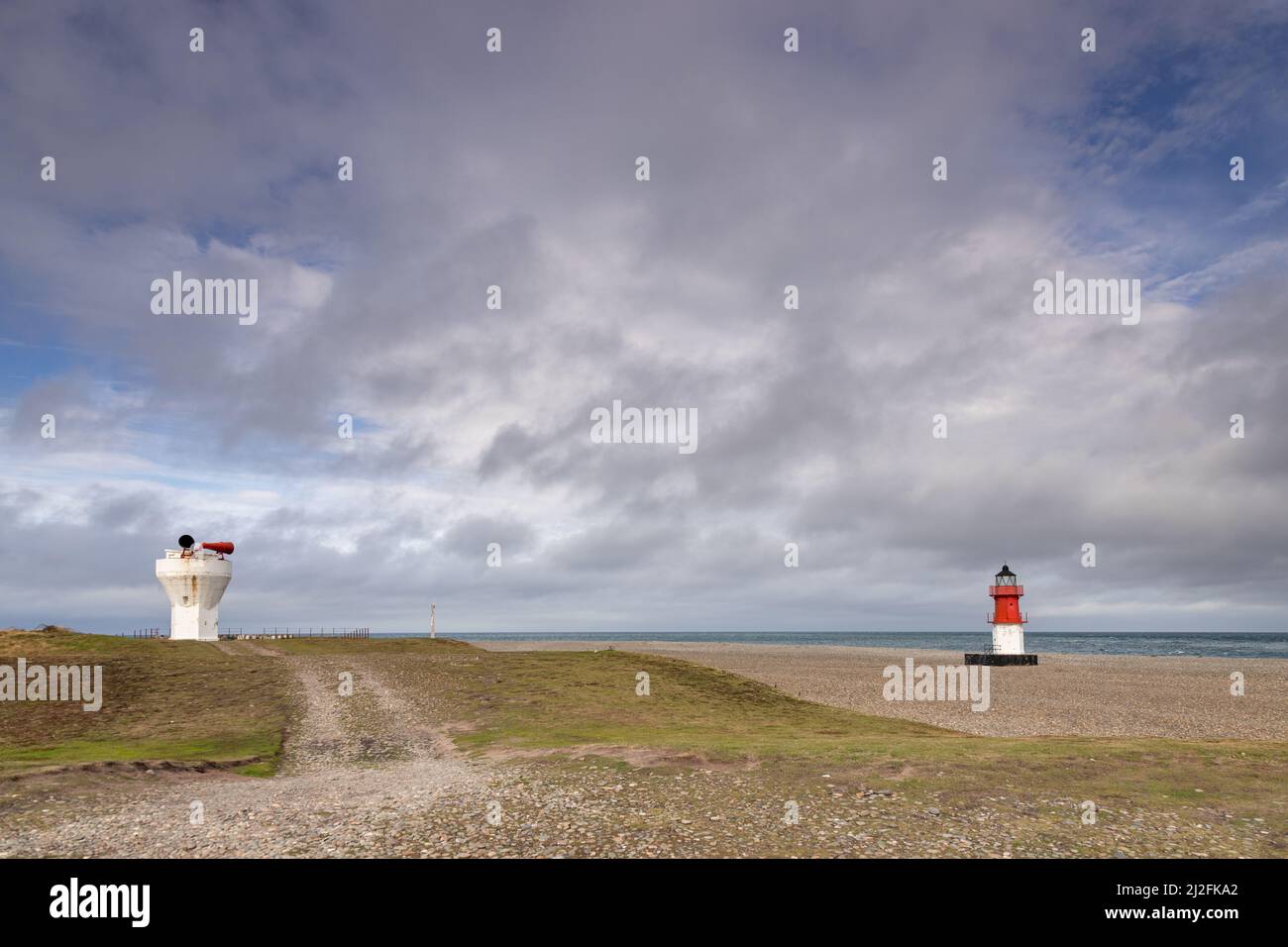 Faro e foghorn al punto di Ayre sulla costa del Mare d'Irlanda dell'Isola di Man Foto Stock