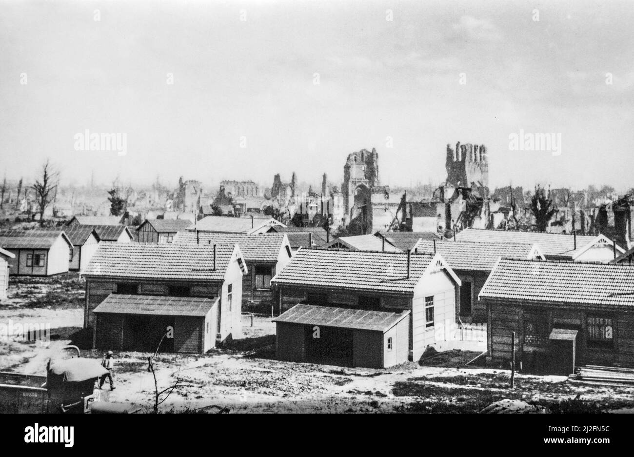 Case di legno temporanee / capanne / abitazioni di emergenza per la prima guerra mondiale una vittime civili fiamminghe nel 1919 a Ypres / Ieper, Fiandre Occidentali, Belgio Foto Stock