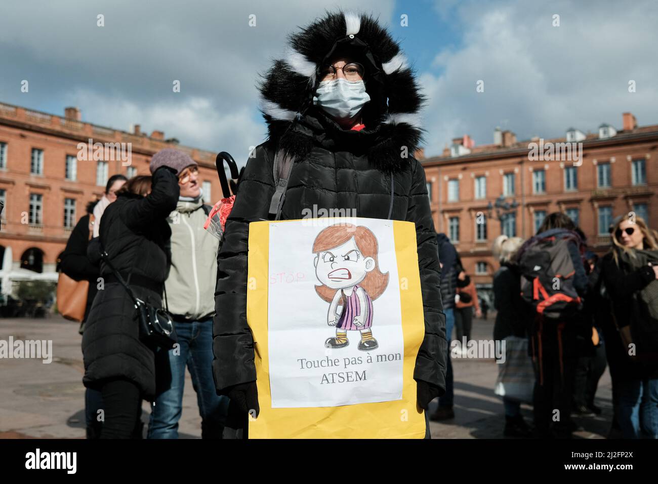 Dopo un primo sciopero e mobilitazione una settimana prima, gli agenti territoriali specializzati delle scuole di nursery (ATSEM) si incontrarono di nuovo Place de Capitole a Tolosa (Francia) il 1st aprile 2022. Opponendosi ad un piano sociale messo in atto dal municipio, che prevede la scomparsa di 200 posti di lavoro, essi rivendicano anche la parità di trattamento indipendentemente dall'anzianità, il riconoscimento dell'anzianità verso l'istruzione nazionale e il municipio, o anche migliori condizioni di partenza al pensionamento. Allo stesso tempo, il consiglio comunale si stava svolgendo nel municipio. Foto di Patrick Batard/ABACAPRESS.COM Foto Stock