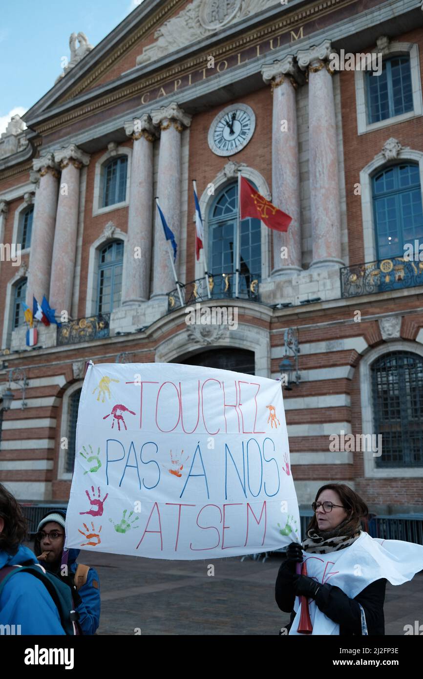 Dopo un primo sciopero e mobilitazione una settimana prima, gli agenti territoriali specializzati delle scuole di nursery (ATSEM) si incontrarono di nuovo Place de Capitole a Tolosa (Francia) il 1st aprile 2022. Opponendosi ad un piano sociale messo in atto dal municipio, che prevede la scomparsa di 200 posti di lavoro, essi rivendicano anche la parità di trattamento indipendentemente dall'anzianità, il riconoscimento dell'anzianità verso l'istruzione nazionale e il municipio, o anche migliori condizioni di partenza al pensionamento. Allo stesso tempo, il consiglio comunale si stava svolgendo nel municipio. Foto di Patrick Batard/ABACAPRESS.COM Foto Stock