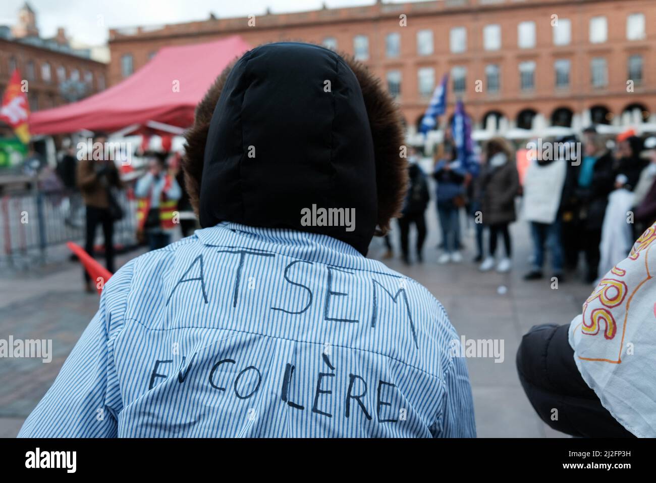 Dopo un primo sciopero e mobilitazione una settimana prima, gli agenti territoriali specializzati delle scuole di nursery (ATSEM) si incontrarono di nuovo Place de Capitole a Tolosa (Francia) il 1st aprile 2022. Opponendosi ad un piano sociale messo in atto dal municipio, che prevede la scomparsa di 200 posti di lavoro, essi rivendicano anche la parità di trattamento indipendentemente dall'anzianità, il riconoscimento dell'anzianità verso l'istruzione nazionale e il municipio, o anche migliori condizioni di partenza al pensionamento. Allo stesso tempo, il consiglio comunale si stava svolgendo nel municipio. Foto di Patrick Batard/ABACAPRESS.COM Foto Stock