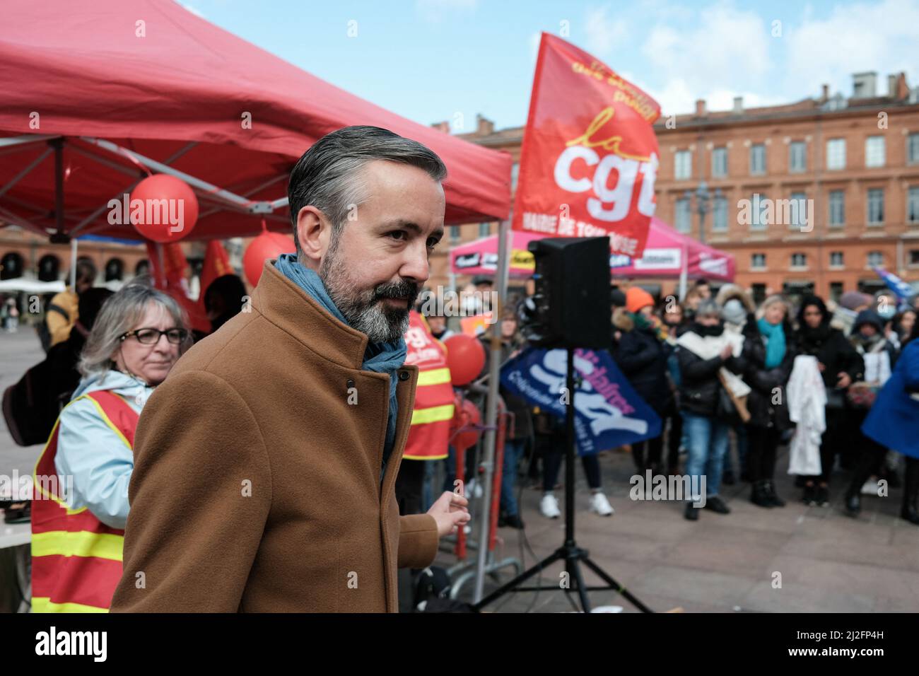 Antoine MAURICE, eletto nell'opposizione comunale. Dopo un primo sciopero e mobilitazione una settimana prima, gli agenti territoriali specializzati delle scuole di nursery (ATSEM) si incontrarono di nuovo Place de Capitole a Tolosa (Francia) il 1st aprile 2022. Opponendosi ad un piano sociale messo in atto dal municipio, che prevede la scomparsa di 200 posti di lavoro, essi rivendicano anche la parità di trattamento indipendentemente dall'anzianità, il riconoscimento dell'anzianità verso l'istruzione nazionale e il municipio, o anche migliori condizioni di partenza al pensionamento. Allo stesso tempo, il consiglio comunale si stava svolgendo nel municipio. Punto Foto Stock