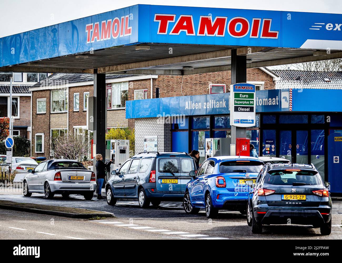 2022-04-01 10:27:49 01-04-2022, Ridderkerk - affollato ad una stazione di pompaggio a Ridderkerk a causa della riduzione delle accise, molte persone hanno aspettato di riempirsi. L'accisa sulla benzina e sul diesel sarà ridotta di 17,3 centesimi per litro a partire dal 1 aprile 2022. L'accisa sul gasolio sarà ridotta di 11,1 centesimi. Anche l'accisa sul GPL e sul GNL sarà ridotta di 4,1 centesimi per litro. Foto: ANP / Hollandse Hoogte / Jeffrey Groeneweg netherlands out - belgium out Foto Stock