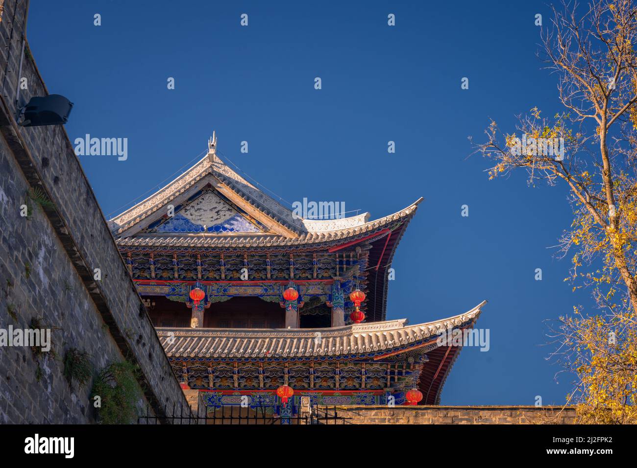 Un colpo ad angolo basso della porta di Cangshan della città antica di Dali contro un cielo blu Foto Stock
