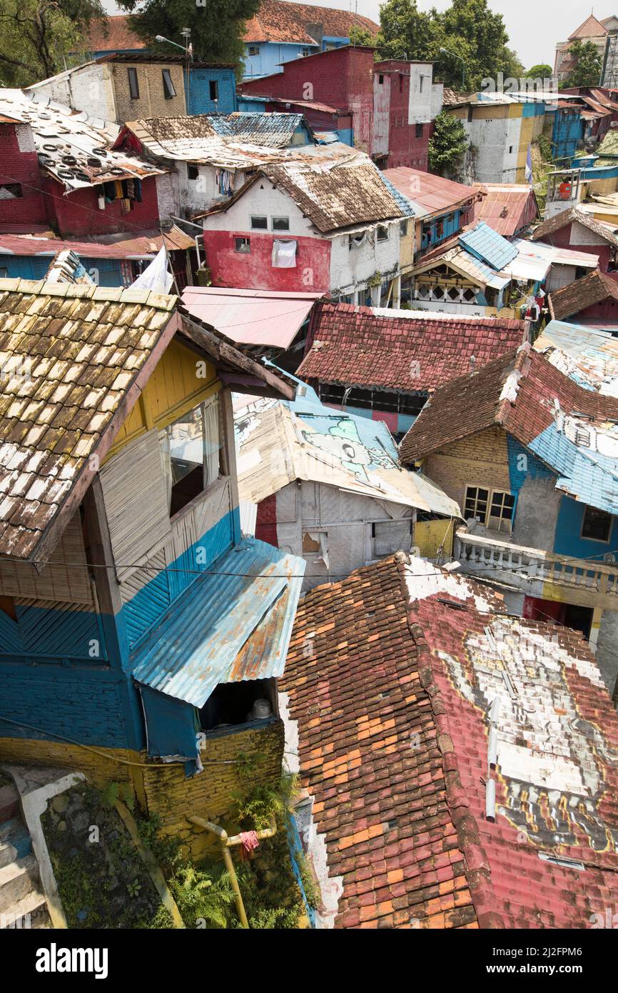 Affollate e colorate abitazioni di slum a Yogyakarta (Jogjakarta), la seconda città più grande dell’Indonesia. Foto Stock