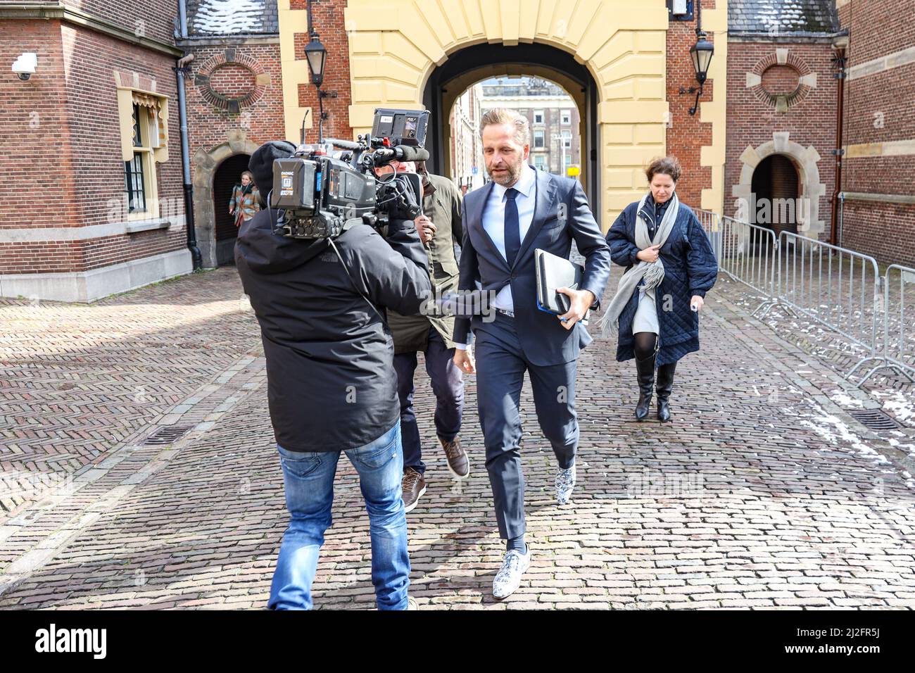 2022-04-01 11:28:25 il Ministro Hugo de Jonge per l'edilizia abitativa e la pianificazione territoriale si rivolge alla stampa al Binnenhof prima del Consiglio settimanale dei Ministri. ANP / Dutch Height / Sandra Uittenbogaart netherlands out - belgium out Foto Stock