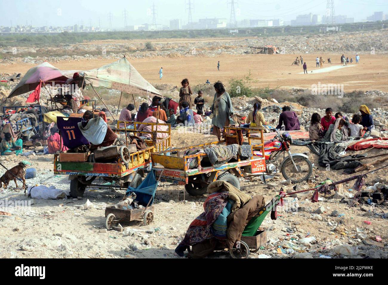 Un gran numero di borse professionali arrivarono Karachi mentre si stabilì vicino al fiume Korangi a Karachi venerdì 01 aprile 2022. La Bagger Mafia è ora diventata attiva e traffica più Baggers dalla provincia interna verso Karachi per ulteriori guadagni durante Ramadan-ul-Mubarak. Foto Stock