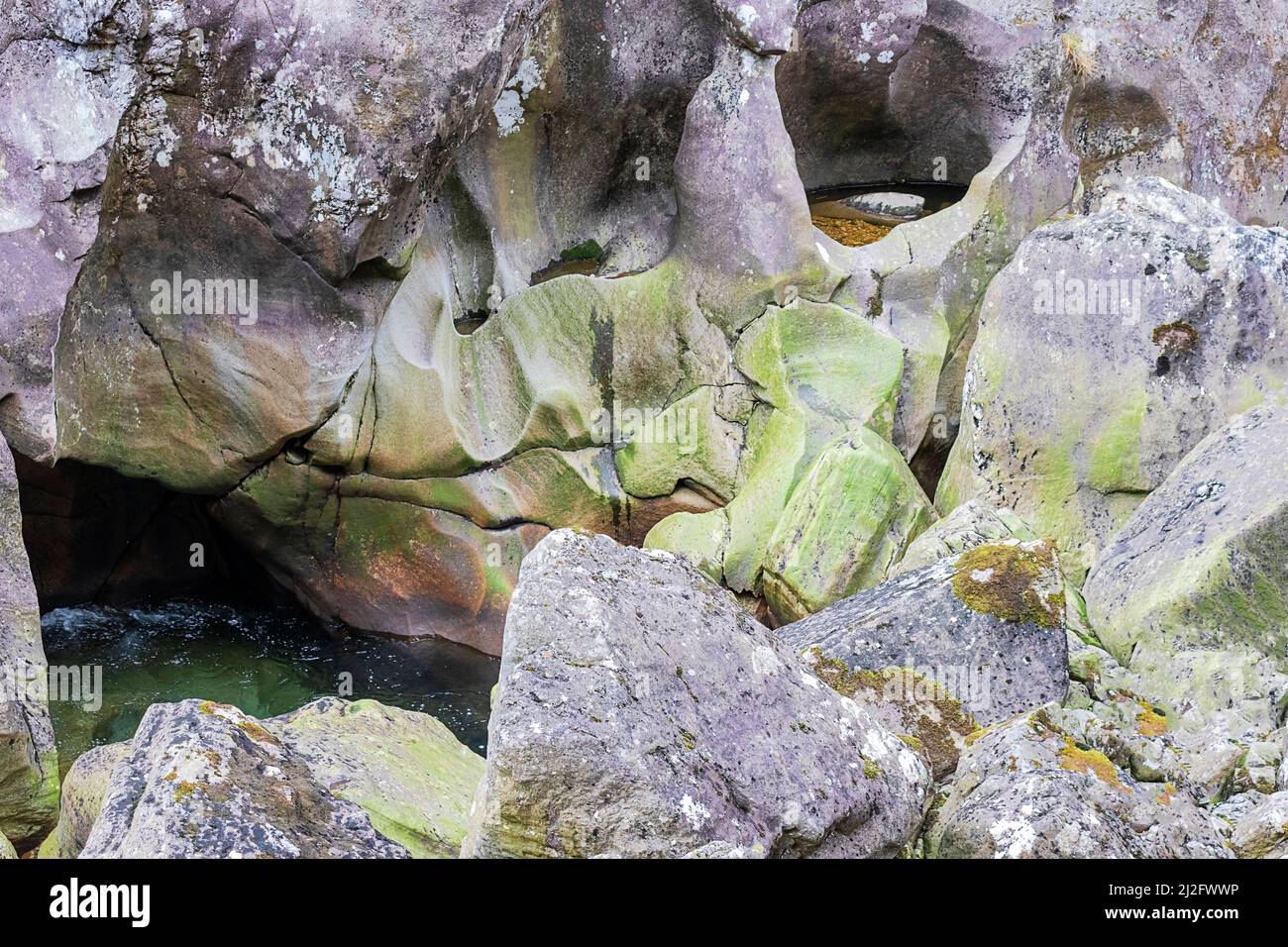 STEALL FALLS NEVIS GORGE FORT WILLIAM SCOTLAND PISCINA CHIARA E ROCCE SCOLPITE NEL FIUME ACQUA DI NEVIS Foto Stock