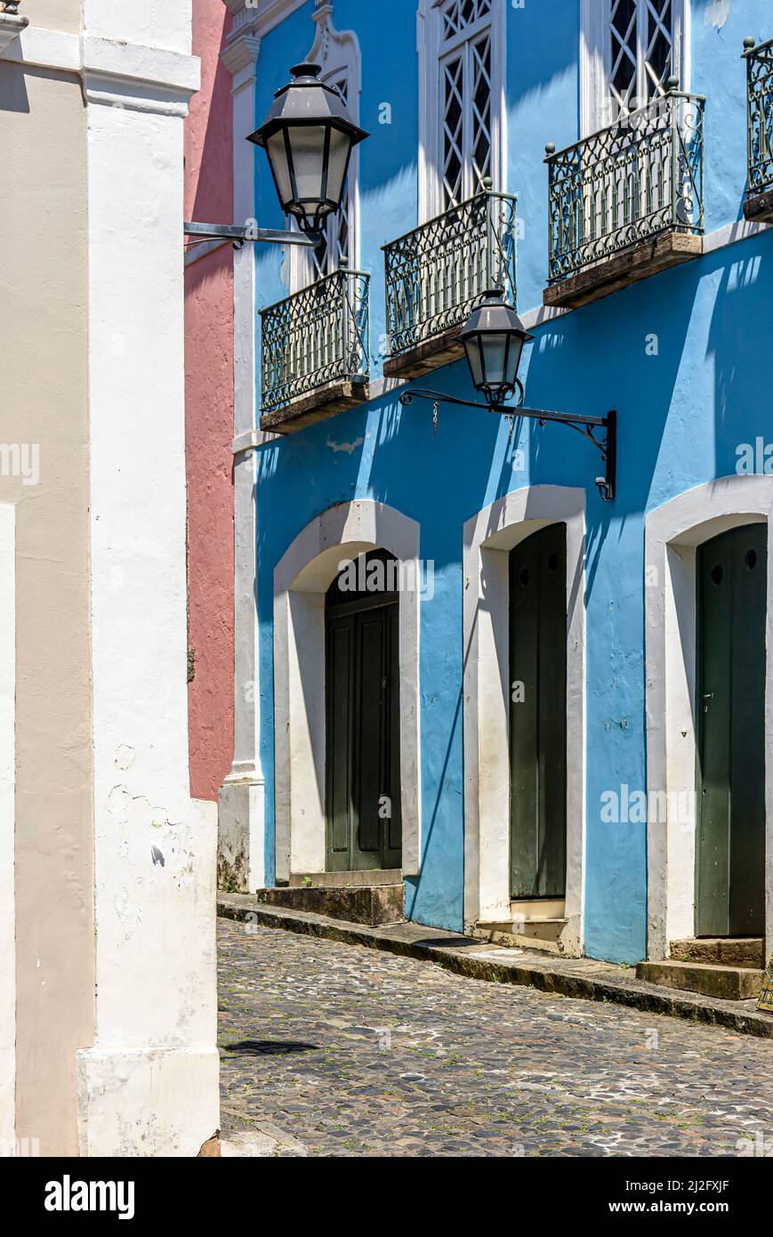 Facciate di case colorate in vecchio stile coloniale sulle strade acciottolate e le pendici di Pelourinho, Salvador città, Bahia Foto Stock