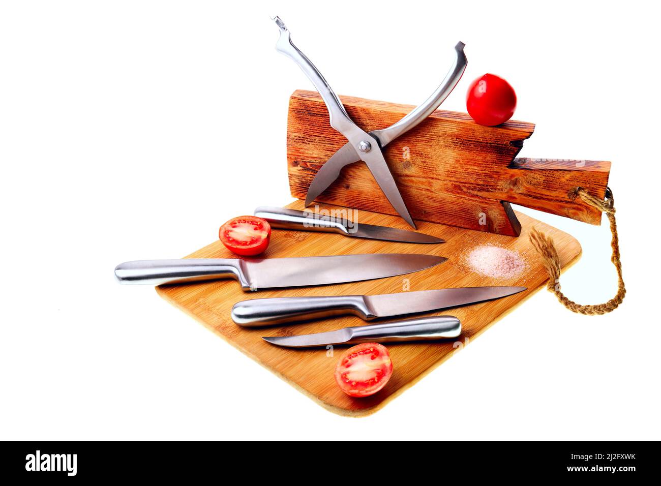 Set di vari coltelli da cucina su taglieri in legno. Verdure, sale. Foto Stock