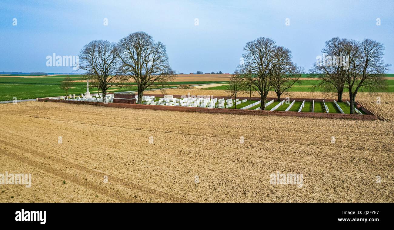 Euston Road Cemetery, Colincamps, Francia – una vista aerea del cimitero che si trova sul campo di battaglia della Somme del luglio 1916 Foto Stock
