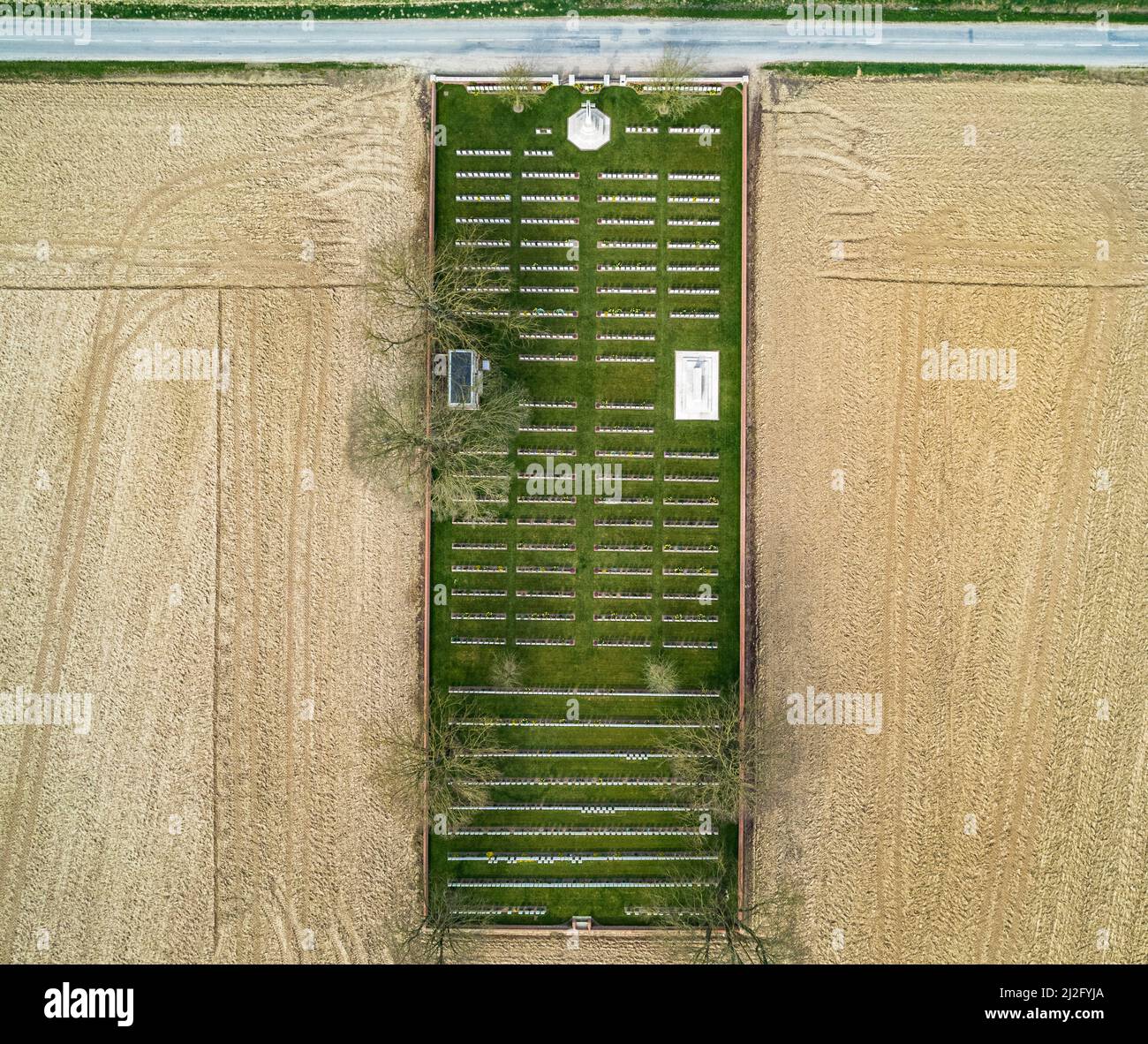 Euston Road Cemetery, Colincamps, Francia – una vista aerea del cimitero che si trova sul campo di battaglia della Somme del luglio 1916 Foto Stock