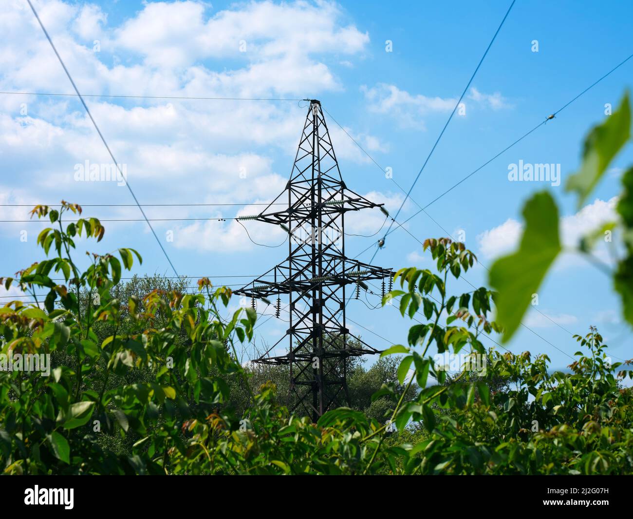 Una torre Transformer line contro un cielo blu. Giorno d'estate Foto Stock