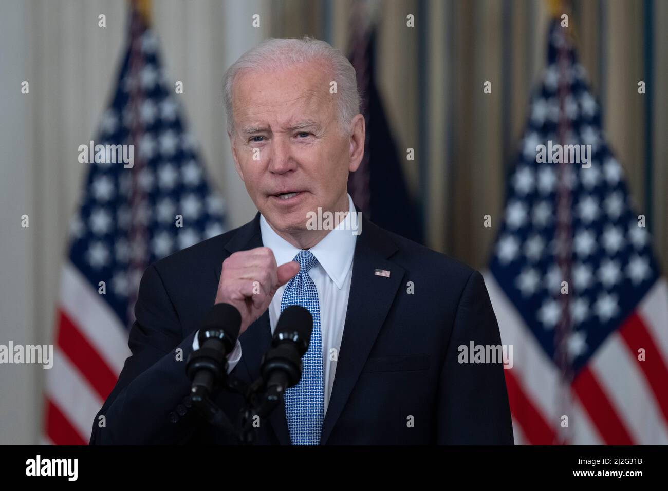Il presidente degli Stati Uniti Joe Biden fa osservazioni sul rapporto di marzo dei lavori alla Casa Bianca a Washington, DC, venerdì 1 aprile 2022.Credit: Chris Kleponis/CNP /MediaPunch Foto Stock