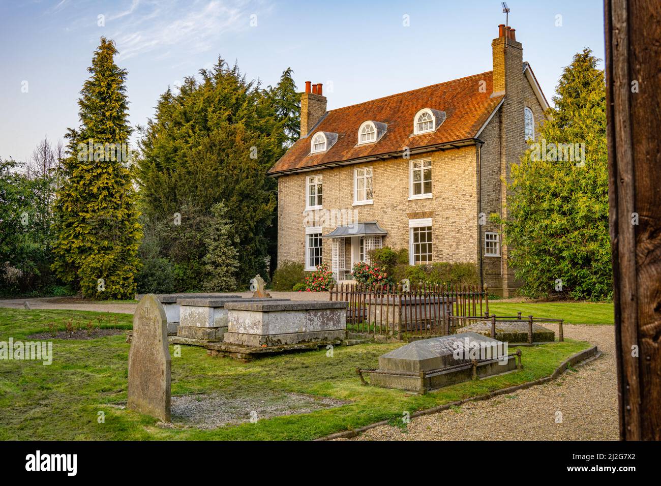 La vecchia Manse alla chiesa di St Margaret Margaret Margaretting in una serata di primavera. Foto Stock