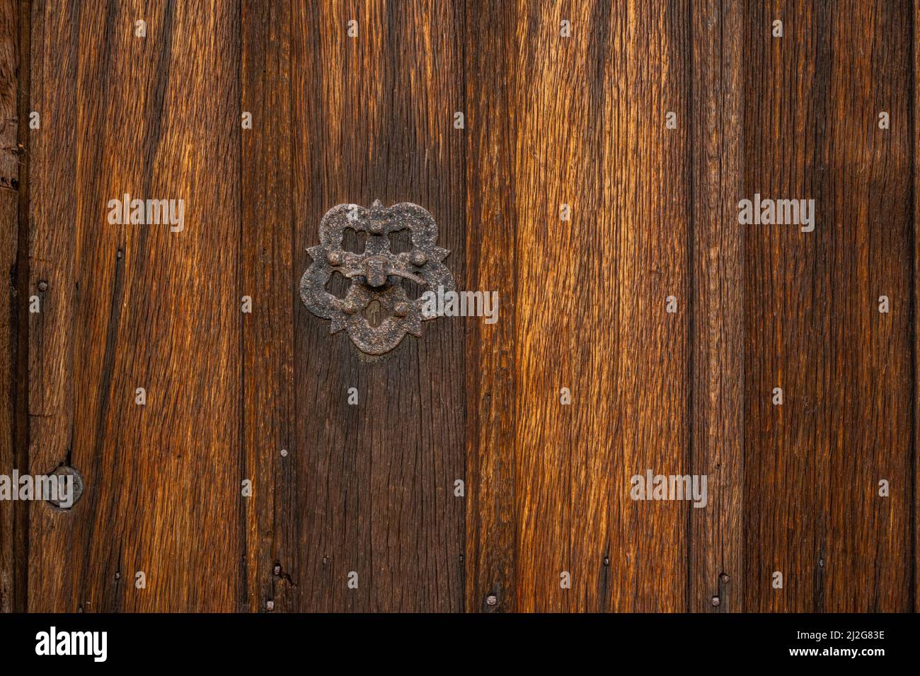 Particolare della vecchia maniglia porta sulla porta della chiesa di Santa Margherita Margaret Margaretting Essex Foto Stock
