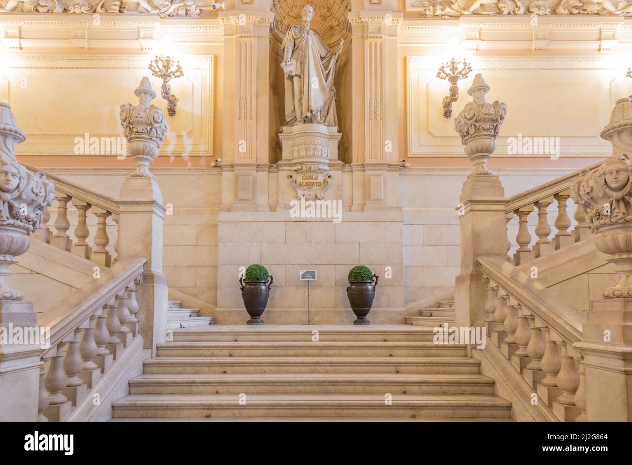 Torino, Italia - circa Gennaio 2022: Ingresso al Palazzo reale - elegante scalinata di marmo di lusso Foto Stock