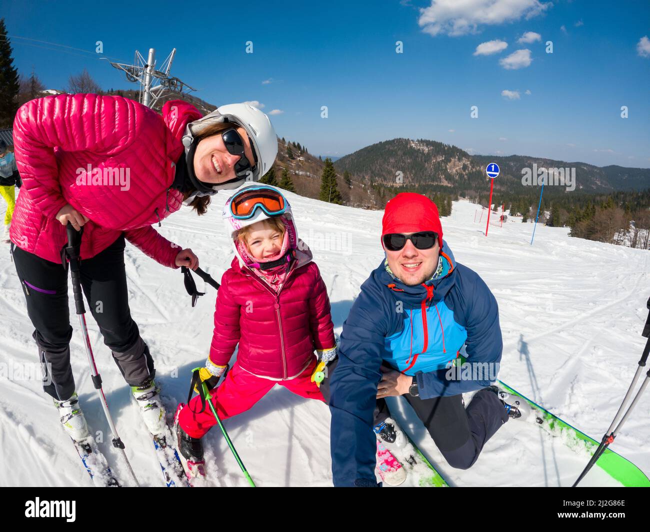 Felice giovane famiglia che prende un selfie alla stazione sciistica. Foto Stock