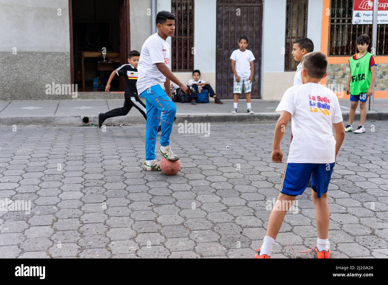 I ragazzi del Nicaragua di diverse età giocano a Street soccer a Jinotega, Nicaragua. Foto Stock