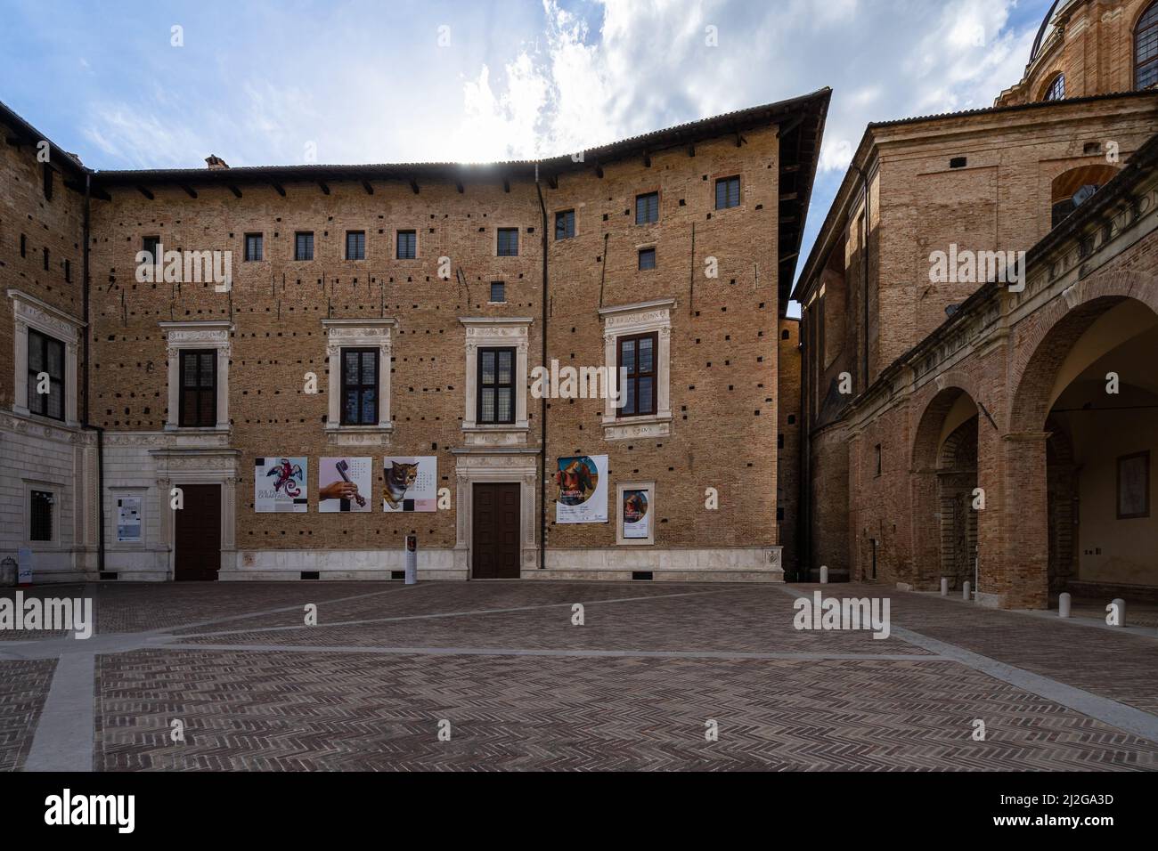 Una bella foto del Museo d'Arte Galleria Nazionale delle Marche in Marche, Italia con cielo soleggiato Foto Stock