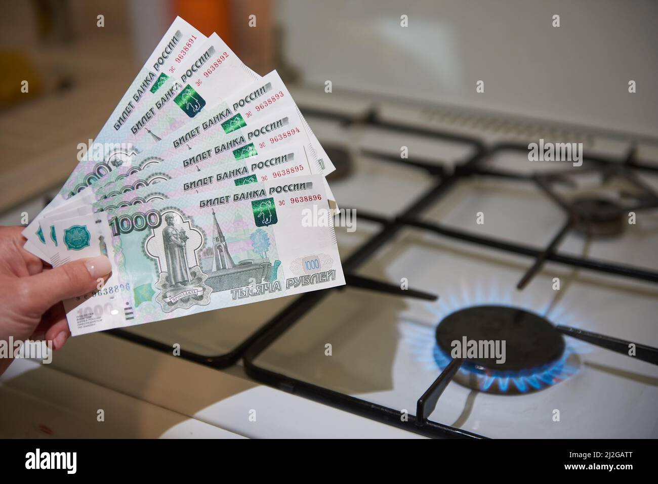 Russian denaro rublo sullo sfondo di una stufa a gas, il concetto di acquisto di gas per rubli Foto Stock
